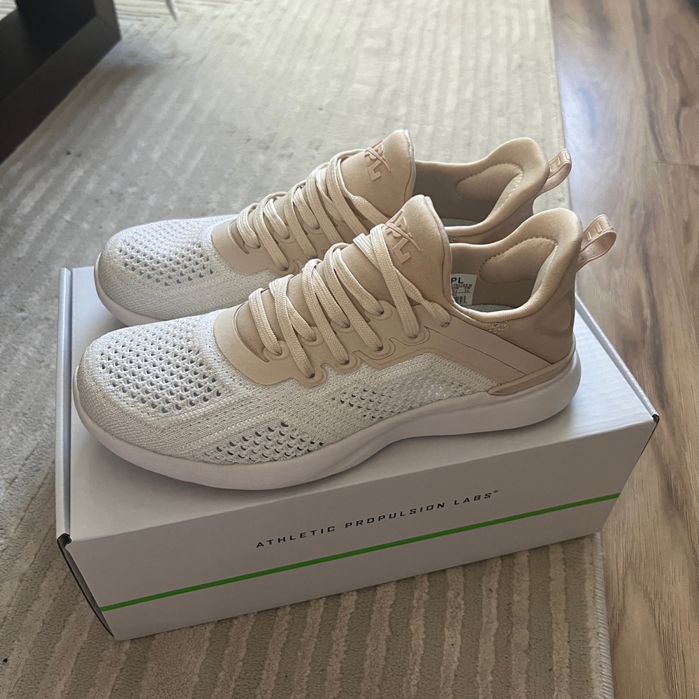 ApL women’s techloom tracer shoes size 5.5